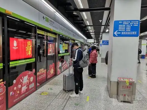 图集丨武汉地铁恢复运营首日高铁站乘客排长龙