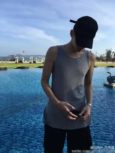 帅男出水吴亦凡度假结束晒照发福利啦