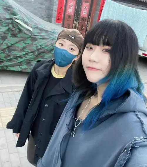 窦靖童和同父异母妹妹染发,文身,特立独行,长相和父亲窦唯神似