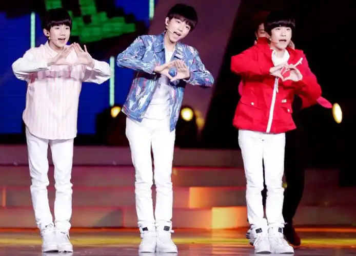 tfboys十年之约演唱会官宣,粉丝空前团结和谐,组合会解散吗_腾讯新闻