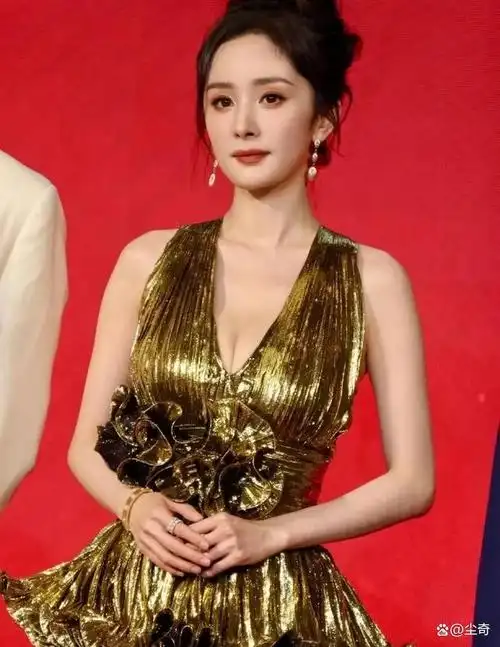 又纯又御的杨幂穿着金色礼服,简直美呆了!