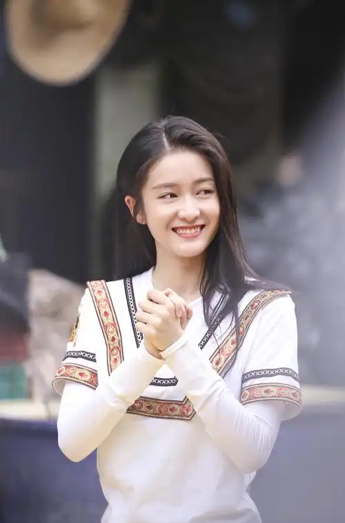 关晓彤和张雪迎的照片网友拿她俩做了对比差距很明显