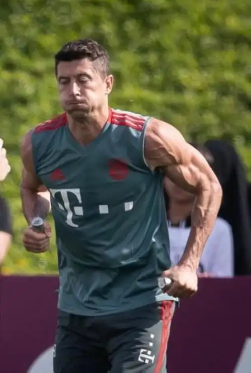 成功不是别人给的,莱万多夫斯基冬歇期狂练肌肉!_训练