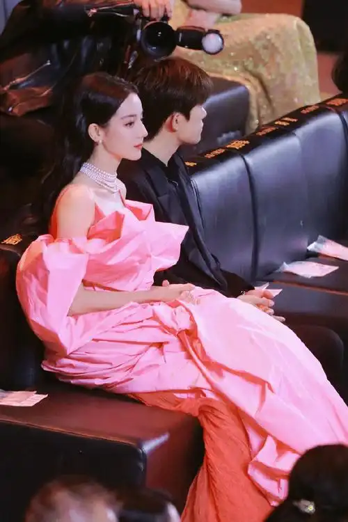 迪丽热巴超话@dear-迪丽热巴小宝好贵一张脸#迪丽热巴微博之夜第二套