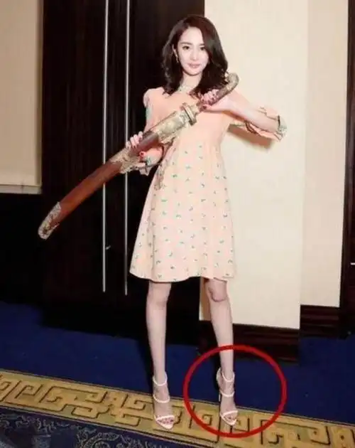 她已经拥有足够的身高,但仍然对天空充满向往.