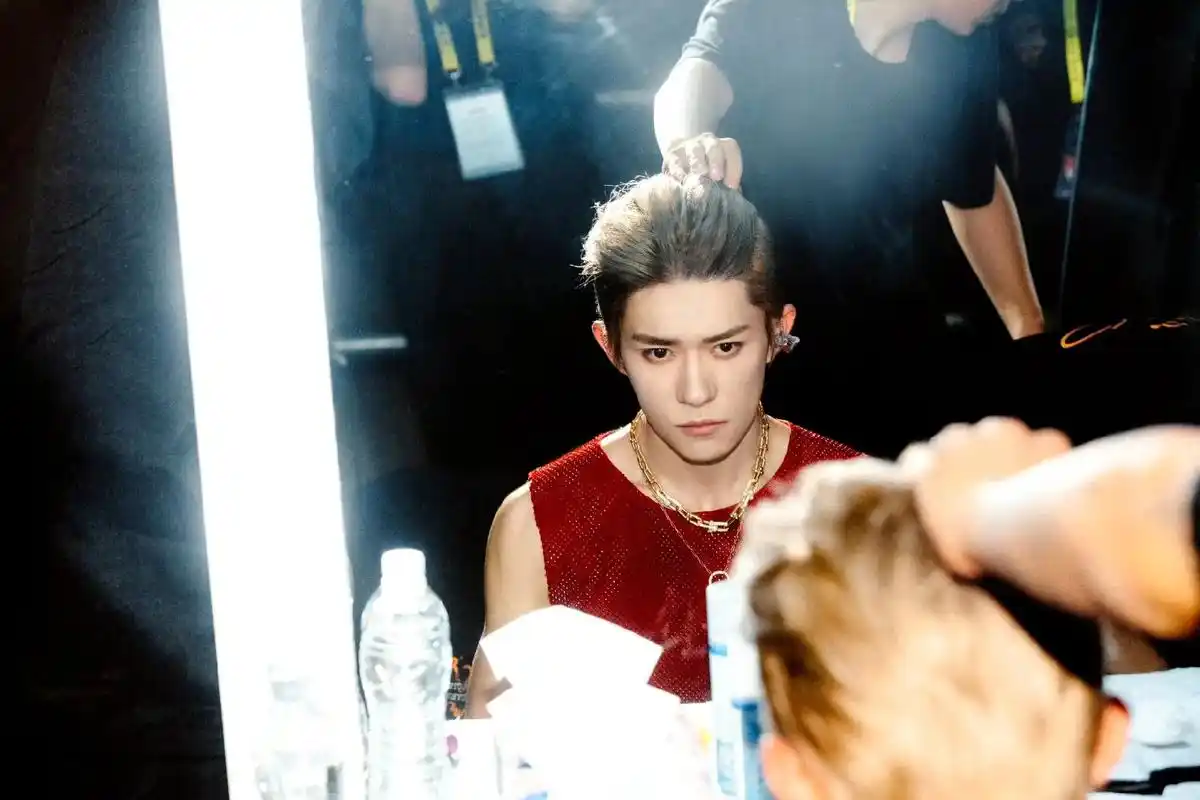 图三的耳返线下的头发想ruarua#易烊千玺 #tf - 抖音