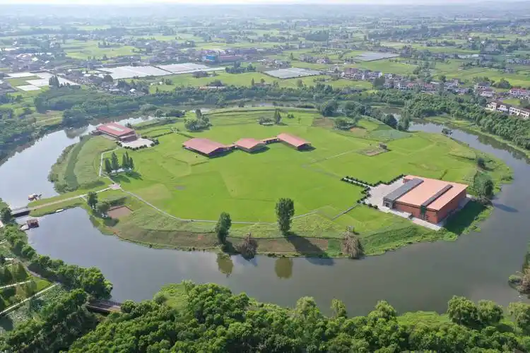 城头山遗址的最初发现者,考古工作者曹传松将这座古城形容为"澧阳平原
