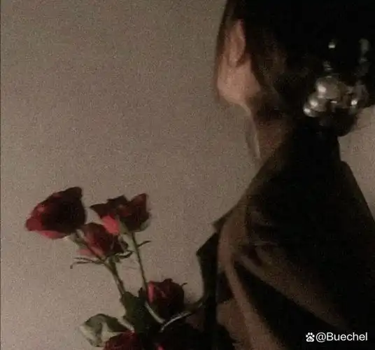 捧花的头像男女