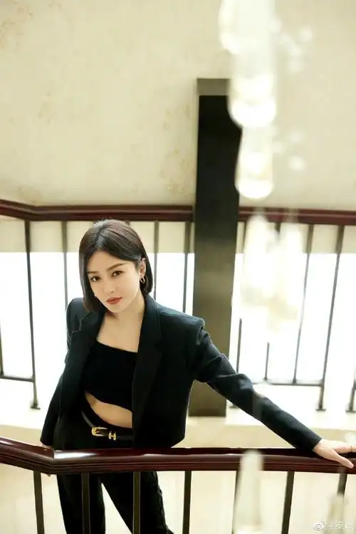 秦岚黑色西装##秦岚春末的一天随拍