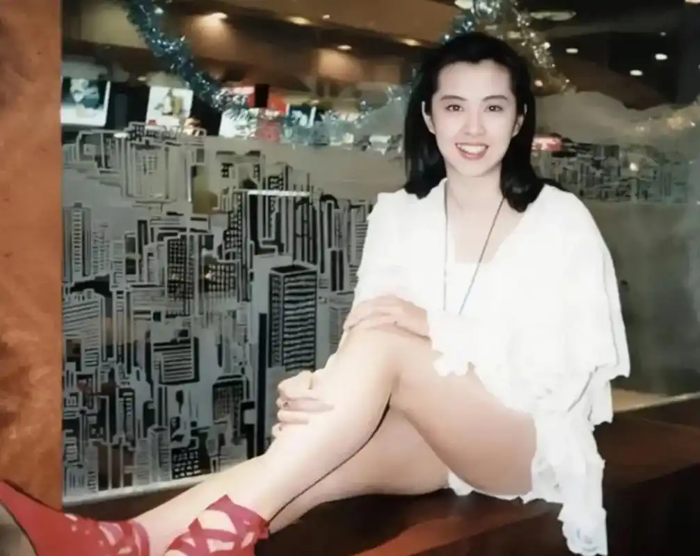 王祖贤的一张老照片,拍摄于1991年,那年她正好24岁,正是颜值巅峰时期.