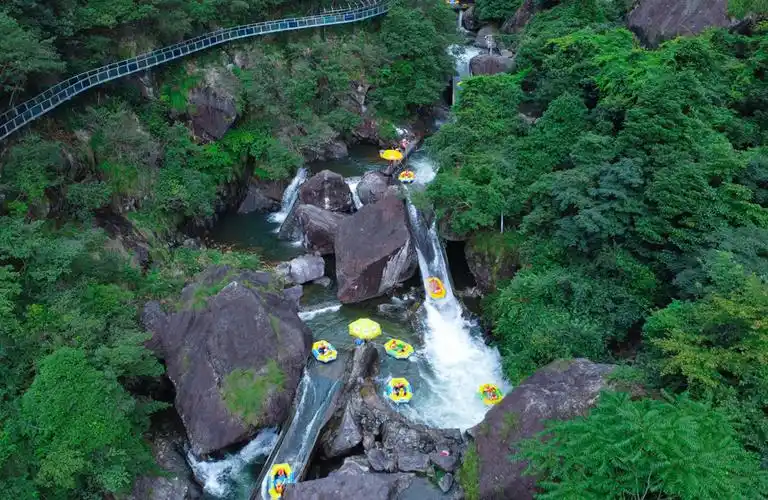 游客在大觉山漂流,感受生态之美.黄彬峰摄