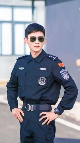 在新剧里白敬亭饰演了一名 特警精英 ,不得不说,穿上警服真的太可以了