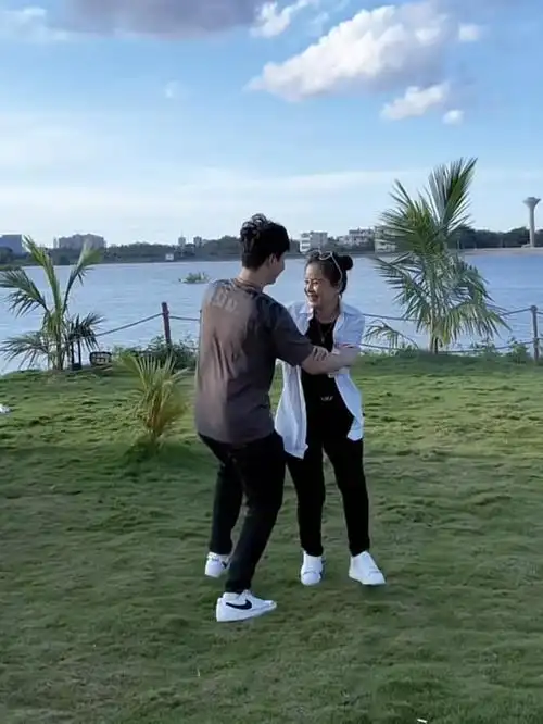 00后男子高调表白39岁女子,两人合拍被误会:我们是真爱