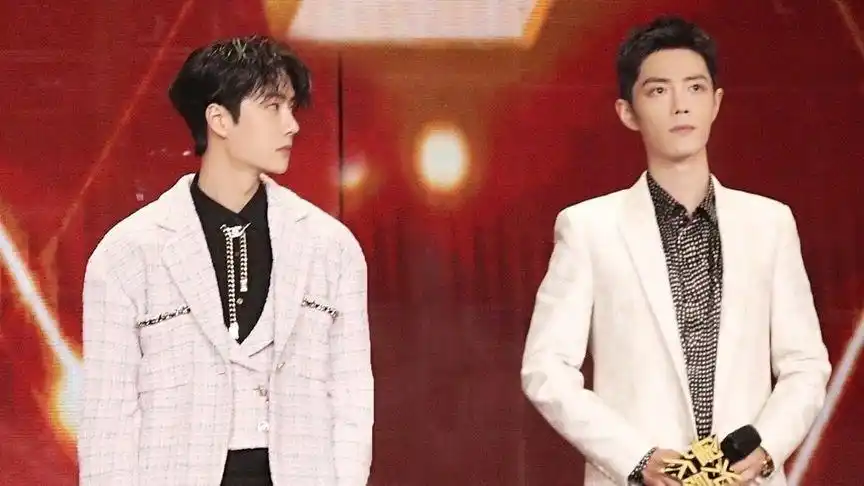 肖战王一博再度同台星光大赏,两人在台上偷瞄对方,太甜了!