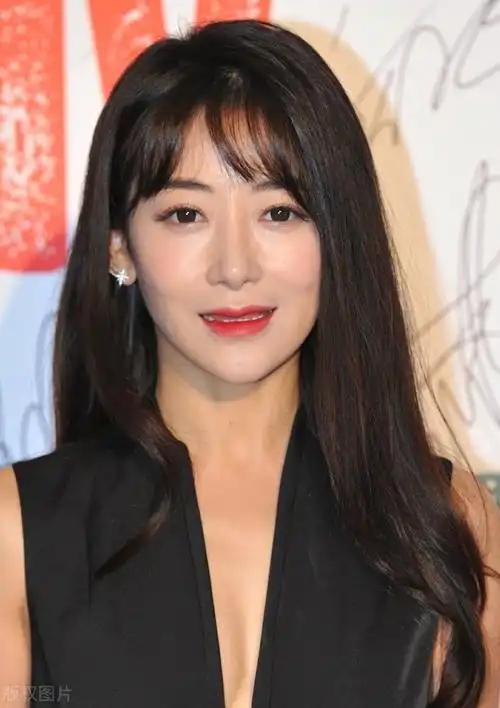 陈紫函亮相连体礼服更添女人味了