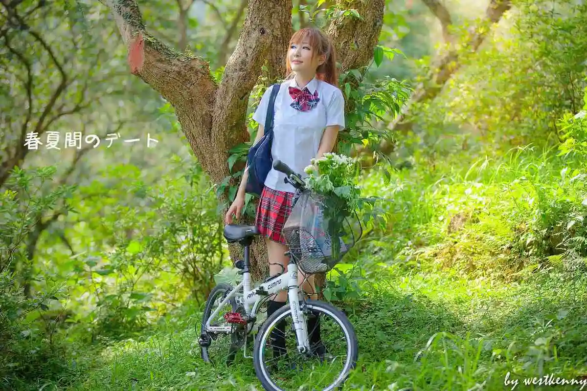 校服和教室对于每个学生来说都不陌生,干净的白衬衫,迷人的短裙,修长