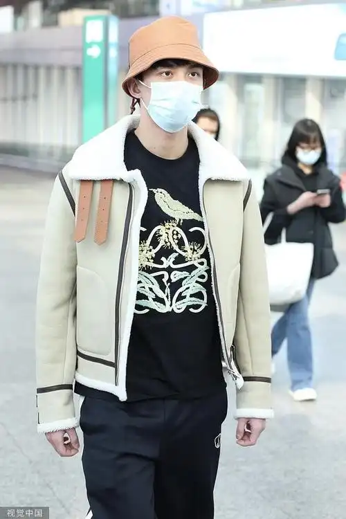 组图吴磊机场街拍曝光着短款外套搭配棕色渔夫帽帅气有型