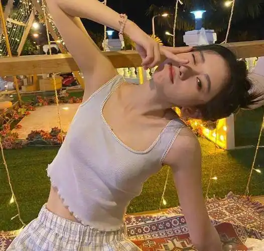 鞠婧祎发图美貌依旧,细看她的腹部,这马甲线一看就知道是否真实_肚子