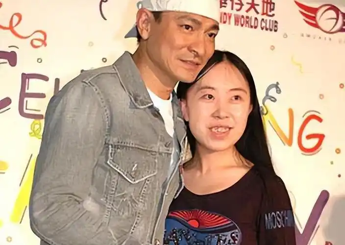 回顾:甘肃女子想嫁刘德华,其父卖肾后跳海自尽,后来她