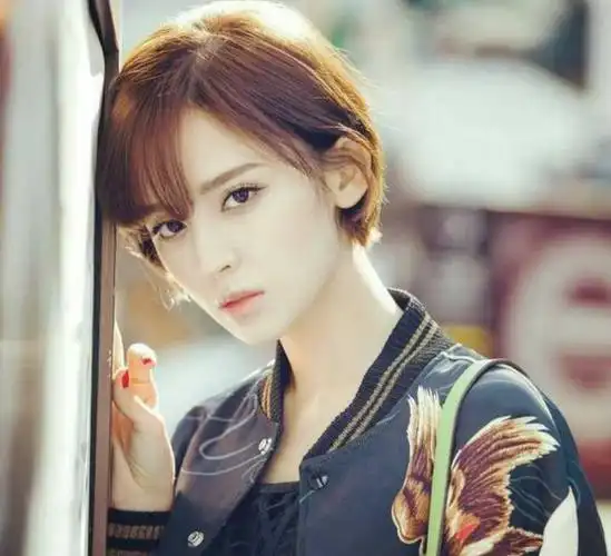 这张 古力娜扎 虽然我不喜欢她 但我真心觉得短发的她特别好看 尤其