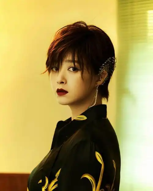 蒋欣高清冷艳美照,惊艳迷人!__财经头条