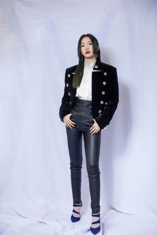 孟美岐真自信,拿阔腿裤配香烟鞋,这身材比例太绝了