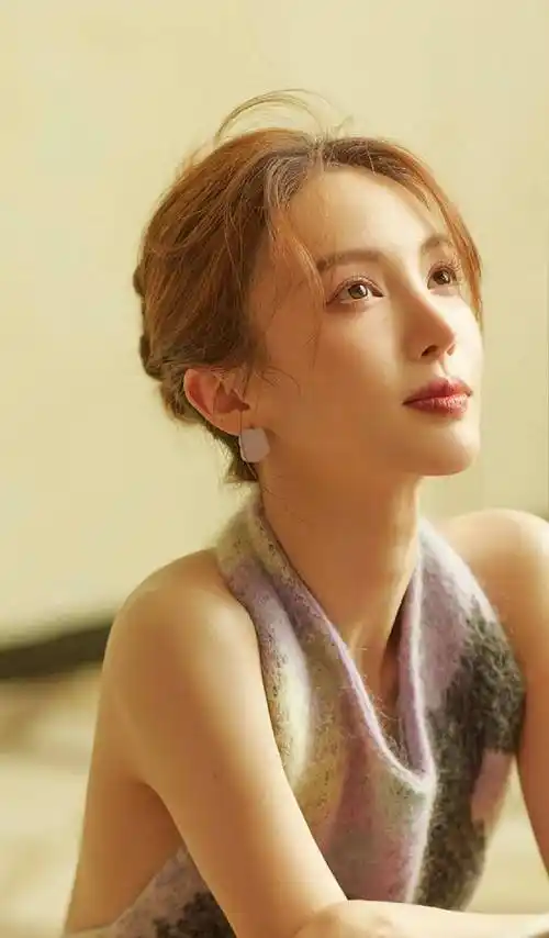 金晨时尚写真:笑起来太美,小心屏幕炸裂