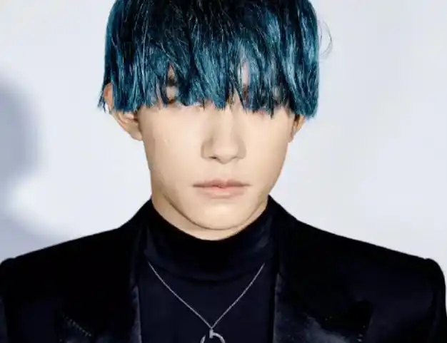 有一种整容叫易烊千玺染蓝发本来以为会非主流没想到却美成漫画王子