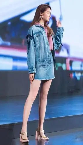 关晓彤又不好好穿了?牛仔外套搭"乞丐裤"露出脚腕,大冬天看着都冷