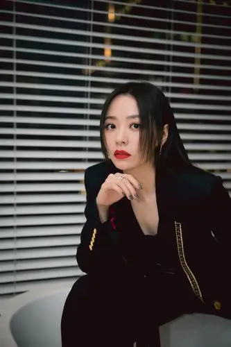 张靓颖酷黑廓形西装写真图片