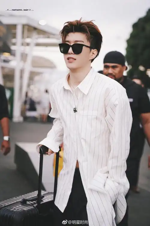 1月16日,范丞丞现身奥克兰机场,白色衬衫搭配黑色长裤