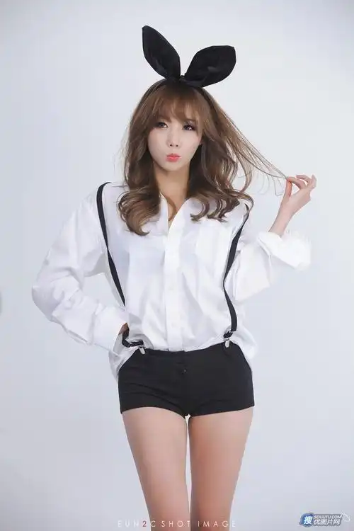 韩模徐雅兰紧身吊带裤可爱俏皮高清写真4