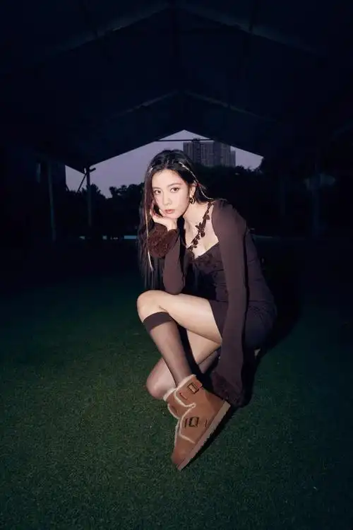 宋妍霏辣妹夜色写真,棕色刺绣吊带紧身裙搭配雪地靴,身材火辣