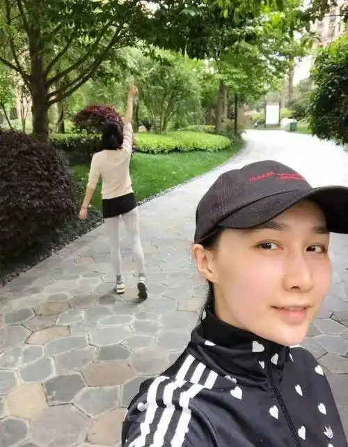 当红小生雷佳音和妻子近照,原来雷佳音每天面对的是如此的女人