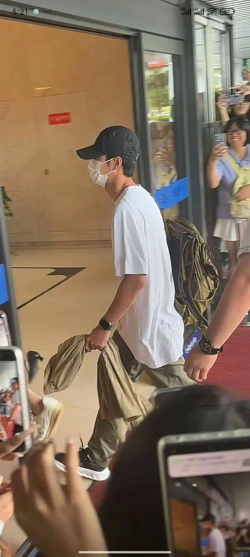 王一博最新机场图 #王一博同款服饰 #klatt - 抖音