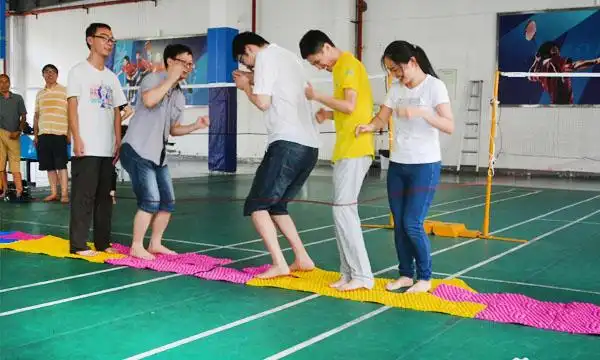 经典团建游戏之指压板接力赛