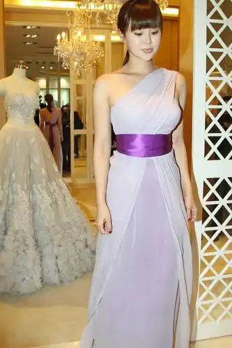 原创关悦穿衣有心机,这么紧的裙子还要缠几条带,勒出丰满身材惹人羡