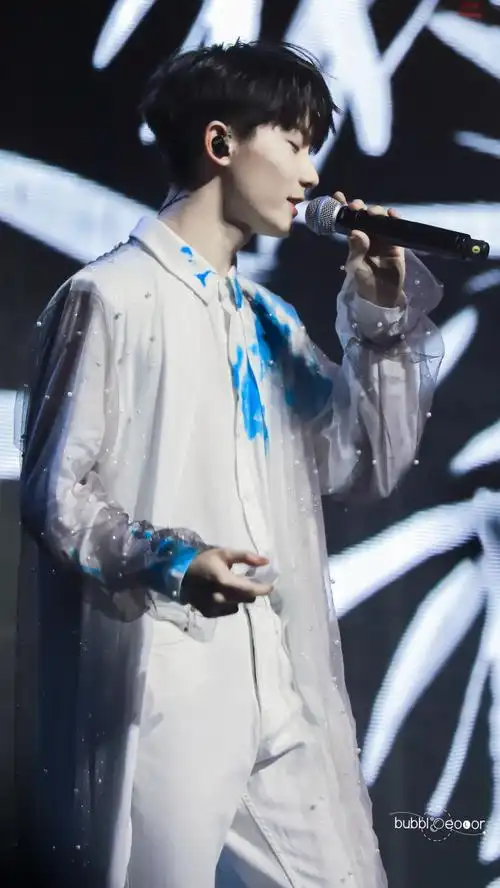 马嘉祺带你们开开眼马嘉祺白衣 披风薄纱造型封神,倒是换来队友这两年