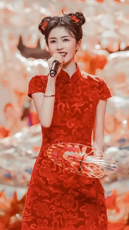 双丸子头小红旗袍裙的白鹿也太可爱嘞就真的像两个鹿角一样04#2022