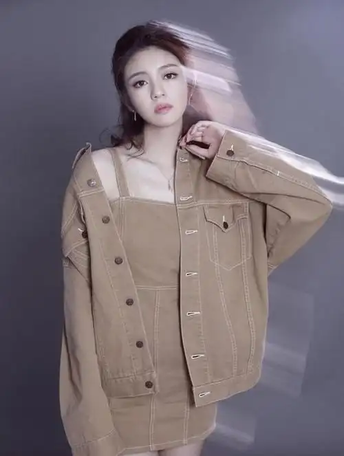 安以轩身材太惹火,紧身深v礼服勒出丰满胸线,哪像39岁辣妈|深v|裙子|