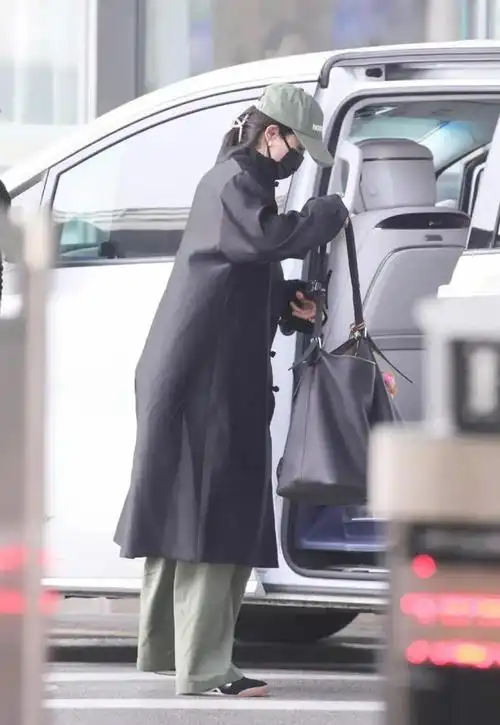 人气女星杨幂今日北京机场出发图释出啦好热情啊