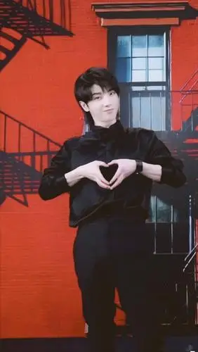 华晨宇"花"式比心又出新品 最美好的寓意一起送给火星人