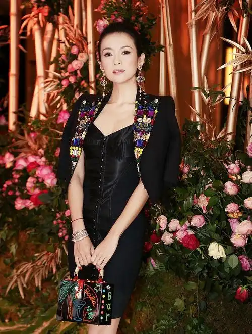 辣妈章子怡黑色吊带裙大秀性感玉背