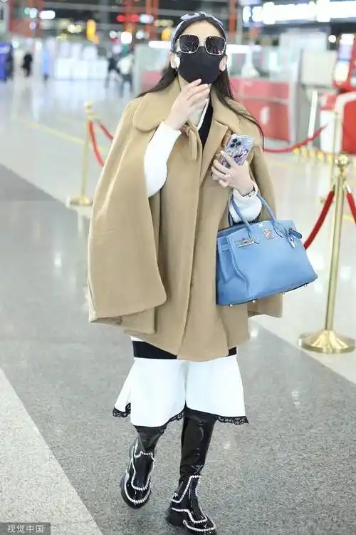 黄圣依穿咖色斗篷搭鱼尾裙 脚蹬漆皮长靴靓丽酷飒