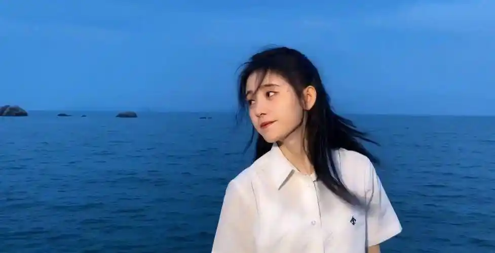 鞠婧祎穿白衬衫到海边游玩,镜头对准脸后:这颜值真实存在?