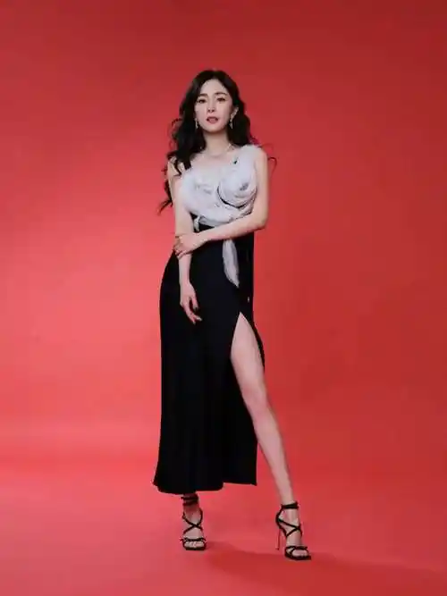 杨幂玩起欲女风穿丝袜拍摄大片凸显大长腿极尽诱惑