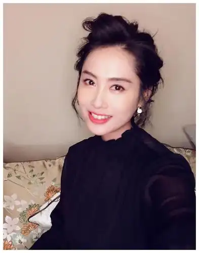 朱茵素颜近照曝光,现身大学拍戏,梳短发气质干练状态超好