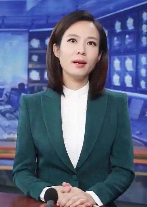 《新闻联播》美女主播宝晓峰:45岁依旧未婚单身,情系家乡内蒙古