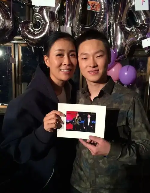 那英与梁博那英成为娱乐圈人人都要喊一声"那姐"的前辈级人物,她也凭