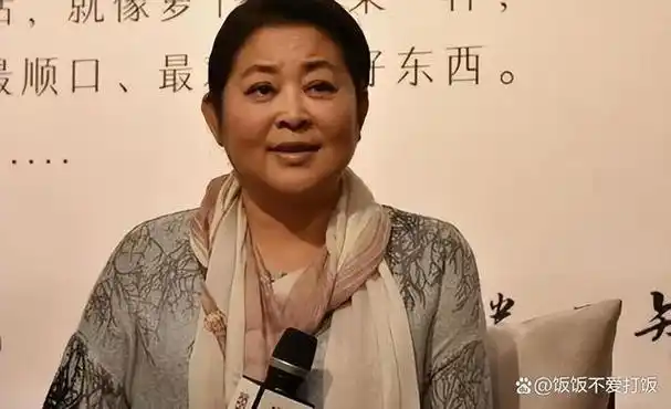 从光鲜亮丽的舞台女神,到为人妻和母亲,倪萍用自己的人生经历诠释着